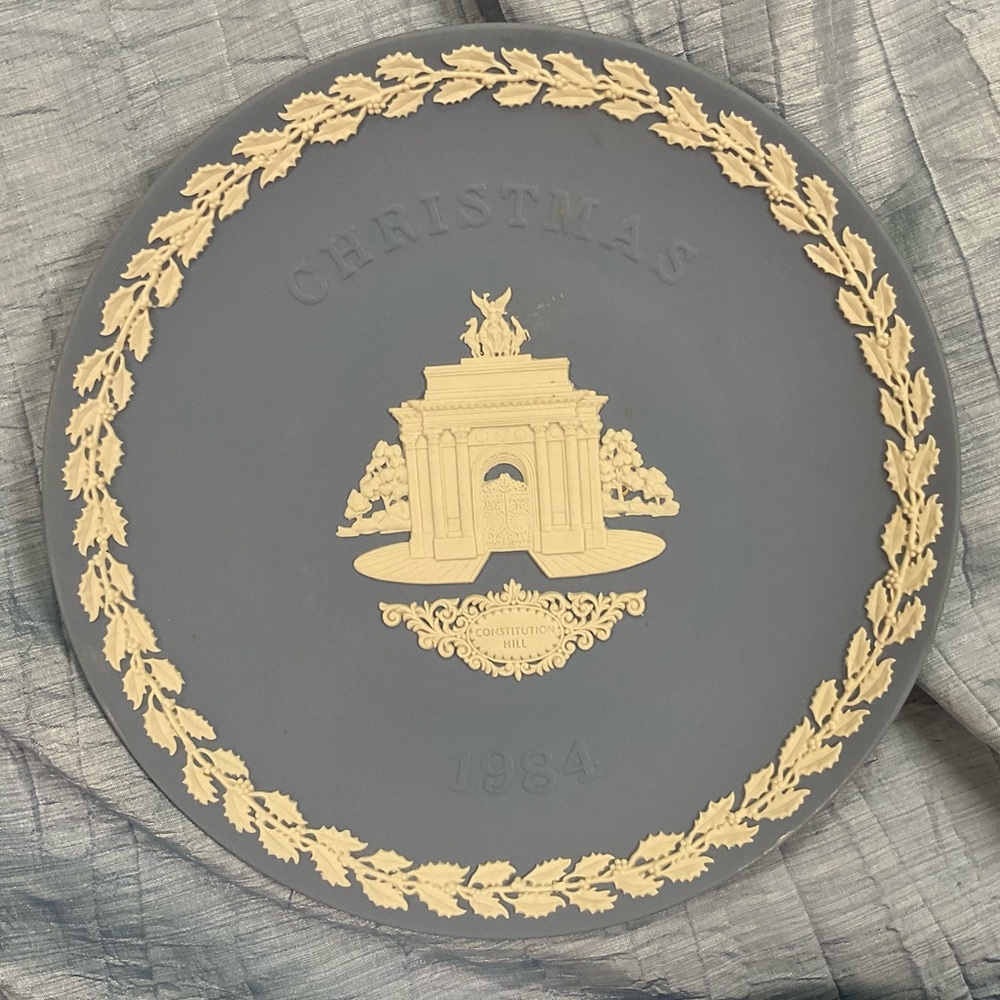 Limited Edition Wedgeood Christmas Plate 1984, Constitution Hill, London